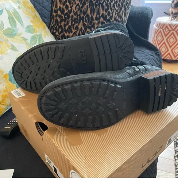 UGG Womens Short Boot Size 8.5 Blayre II Black Fur Wood Heel Buckle - Picture 10 of 14